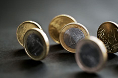 Nahaufnahme mehrerer Euromünzen, aufrecht auf der Seite stehend