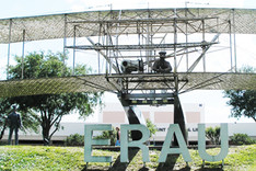 Denkmal des Doppeldeckers der Gebrüder Wright auf dem Campus der Embry-Riddle Aeronautical University in Daytona Beach, Florida
