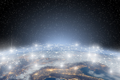 Das Bild zeigt eine nächtliche Aufnahme der Erde aus dem Weltraum, ergänzt um ein stilisiertes Netzwerk mit zahlreichen Knotenpunkten.