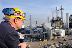 Panoramablick auf die Erdöl-Raffinerie Pernis bei Rotterdam.