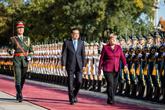 Bundeskanzlerin Angela Merkel wird von Li Keqiang, Ministerpräsident Chinas, mit militärischen Ehren vor der großen Halle des Volkes, empfangen.
