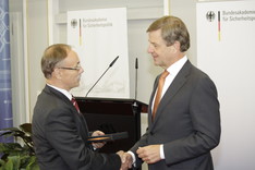 Generalleutnant a.D. Lahl verleiht den Kar-Carstens-Preis an Claus Kleber Generalleutnant a.D. Lahl verleiht den Kar-Carstens-Preis an Claus Kleber