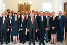 Gruppenbild von Bundespräsident Joachim Gauck und des Seminars für Sicherheitspolitik 2014