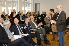 Alumni der BAKS diskutieren im Plenum. 