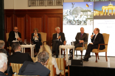 Das erste Panel des NATO Talks spricht auf der Bühne. 