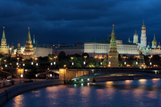 Das Bild zeigt die Gebäude des Kremls in Moskau bei Nacht.