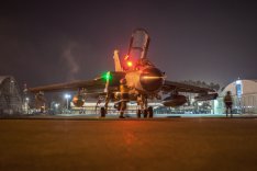Die Wartungscrew überprüft einen Kampfjet Tornado vor dem Start des Einsatzaufklärungsflugs auf dem Flugfeld zwischen zwei Hangars der Air Base Incirlik im Rahmen der Mission Counter Daesh, am 24. Februar 2016.