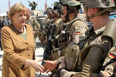 Bundeskanzlerin Angela Merkel schüttelt deutschen Soldaten in Afghanistan 2013 die Hand.