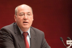 Gregor Gysi an einem Rednerpult