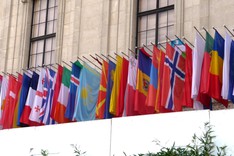 Die Flaggen der OSZE-Mitgliedsstaaten hängen an der Fassade des OSZE-Gebäudes in Wien.