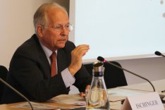 Wolfgang Ischinger spricht vor dem Kernseminar 2017 der BAKS.