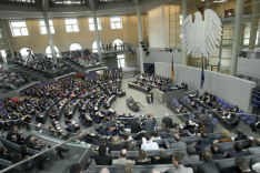 Das Foto zeigt von einer erhöhten Position aus den Plenarsaal des Deutschen Bundestages im Jahr 2011 mit vollbesetzten Abgeorndeten Reihen und Zuschauerängen.