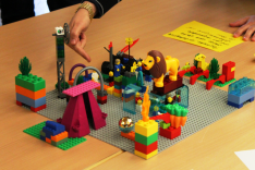 Eine Szenerie aus vielen bunten Lego-Plastikbausteinen bildet sicherheitspolitische Strategiebildungsprozesse ab.