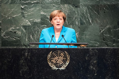 Bundeskanzlerin Angela Merkel am Rednerpult vor der UN-Vollversammlung am 25. September 2015