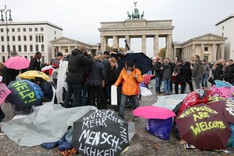 Hungerstreikende Flüchtlinge demonstrieren 2013 in Berlin vor dem Brandenburger Tor.