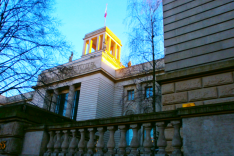 Das Foto zeigt den Haupteingangsbereich der Botschaft Russlands in Berlin von der Straße unter den Linden aus.