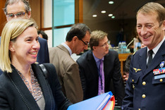 Federica Mogherini, Hohe Vertreterin der EU für Außen- und Sicherheitspolitik, und Patrick de Rousiers, Vorsitzender des EU-Militärausschusses
