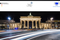 Das Foto zeigt das Brandenburger Tor in Berlin von Westen aus beleuchtet bei Nacht.