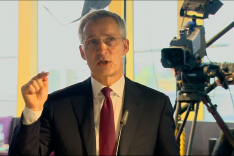 NATO-Generalsekretär Jens Stoltenberg spricht gestikulierend; im Hintergrund steht eine Kamera