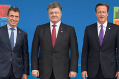 Gruppenbild mit von links nach rechts NATO-Generalsekretär Anders Fogh Rasmussen, dem ukrainischen Präsidenten Petro Poroschenko und dem britischen Premierminister David Cameron