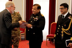 Der Vizepräsident der BAKS Thomas Wrießnig übergibt dem Kommodore der Pakistan Air Force Hamid Hussain ein Gastgeschenk.