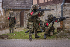 Soldaten der Bundeswehr mit roten Armbändern bei einer Übung auf dem Truppenübungsplatz