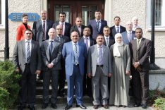 Die Delegation des Royal Jordanian National Defence College steht mit Angehörigen der BAKS vor dem Haus Berlin der BAKS.