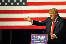Foto: Trump Campaign 2016 Das Bild zeigt Donald Trump an einem Rednerpult.