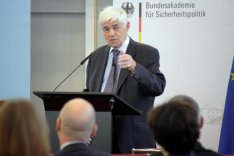 Prof. Dr. Michael Stürmer an einem Rednerpult in der Bundesakademie für Sicherheitspolitik