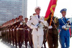 Ehrenformation aller drei Waffengattungen der chinesischen Volksbefreiungsarmee.