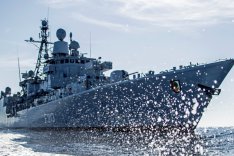 Foto: Bundeswehr/Torsten Kraatz Fregatte Augsburg F213 fährt im Rahmen der Mission Counter Daesh II im Mittelmeer. Foto: Bundeswehr/Torsten Kraatz