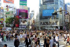 Menschenmenge in Tokios Straßen