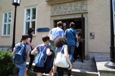 Schülerinnen und Schüler betreten das Haus Berlin der BAKS.