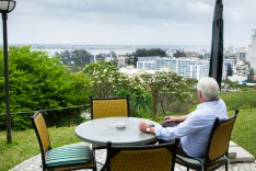 Steinmeier blickt von einer Terasse auf die Stadt Maputo