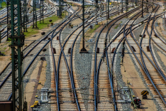 Blick auf Bahnschienensystem mit vielen Weichen