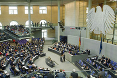 Blick in den Plenarsaal des Reichstages bei laufender Bundestagsdebatte