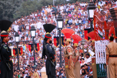 Das Bild zeigt pakistanische und indische Soldaten am Grenzübergang Wagah