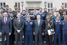 Gruppenbild einer pakistanischen Besuchsgruppe mit Mitarbeitern der BAKS vor dem Haupteingang des Hauses "Berlin" der Akademie