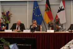 Ein Panel mit fünf Diskutanten. Panelist Akube referiert zum Thema Korruption