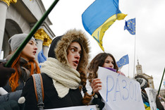 Foto: Ivan Bandura / CC BY 2.0 Demonstrierende Demonstantinnen auf einer Pro-Europa-Kundgebung in Kiew, 26. November 2013; im Hintergrund Flaggen der Ukranie und der Europäischen Union