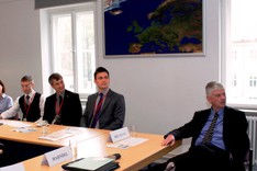Junge Führungskräfte aus der Ukraine sitzen gemeinsam mit dem ehemaligen BAKS-Präsidenten Dr. Hans-Dieter Heumann in einem Seminarraum der BAKS.
