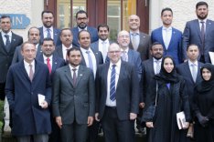 Eine Delegation aus den Vereinigten Arabischen Emiraten steht vor dem Haus Berlin der BAKS.