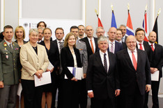 Ein Gruppenbild zeigt die Teilnehmer des Seminars für Sicherheitspolitik 2014 mit Kanzleramtsminister Peter Altmaier und BAKS-Präsident Botschafter Dr. Hans-Dieter Heumann.