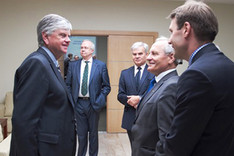 Gruppenbild mit BAKS-Präsident Botschafter Dr. Hans-Dieter Heumann (links), General Jean-Marc Duquesne, Direktor des IHEDN (2. von links), und Staatssekretär Prof. Dr. Stanisław Koziej, Leiter des BBN (3. von links)