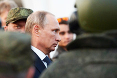 Foto: kremlin.ru Russlands Präsident Wladimir Putin im Profil umgeben von Soldaten in Tarnuniform, September 2015