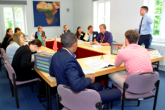 Konferenzrunde von Studierenden mit einem Jugendoffizier der Bundeswehr in einem der Seminarräume der Bundesakademie für Sicherheitspolitik 