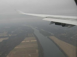 Blick aus einem Flugzeug mit dem Flügel in der Bildmitte.