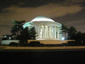 Ansicht des Jefferson Memorials bei Nacht.