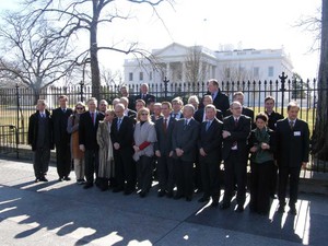 Ein Gruppenbild der Seminarteilnehmer. Im Hintergrund ist das Weiße Haus zu sehen.