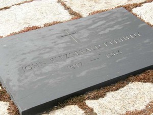 Gedenkplatte mit dem Inschrift "John Fitzgerald Kennedy 1917-1963"
